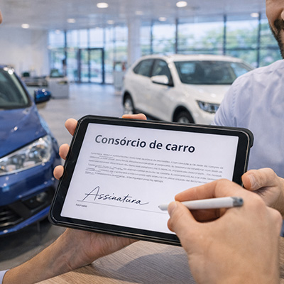 O consórcio de carros é uma alternativa sem juros para comprar veículo no Brasil. Veja como funciona, custos reais, taxas e mais detalhes.