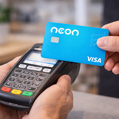 Conheça o Neon Visa Gold: benefícios, anuidade zero, cashback e como solicitar o cartão digital. Saiba se ele é ideal para seu perfil.