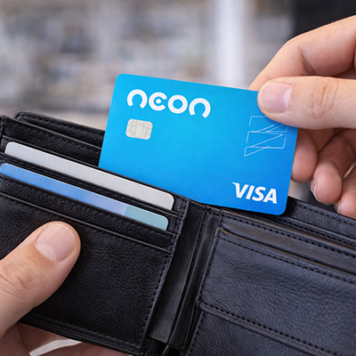 Entenda as chances de aprovação do Neon Visa Gold para negativados, requisitos do banco Neon, alternativas e mais detalhes importantes.